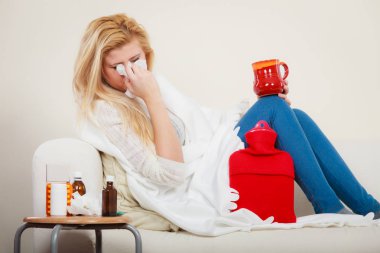 Kadının koltukta yalan grip olan hasta