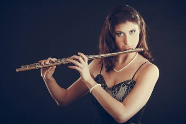 Enine flüt üzerinde siyah oynayan kadın.