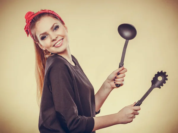 Mujer de estilo retro divirtiéndose con accesorios de cocina . — Foto de Stock