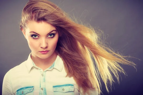 Attraente donna bionda con capelli soffiati dal vento — Foto Stock