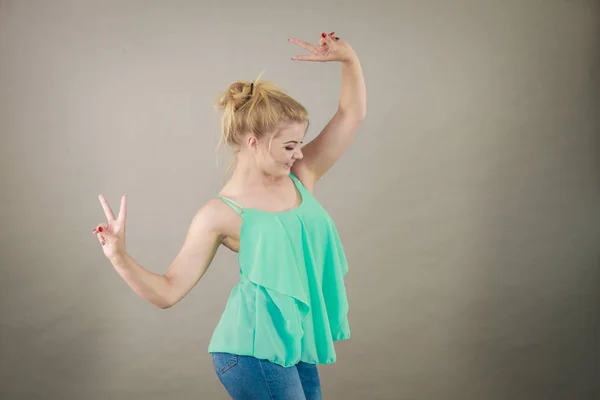 Gelukkig positieve lachende blonde vrouw — Stockfoto