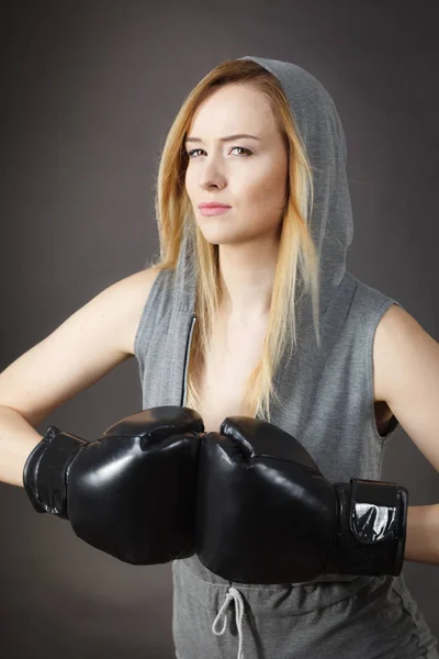 Boxer flickan övning med boxhandskar. — Stockfoto