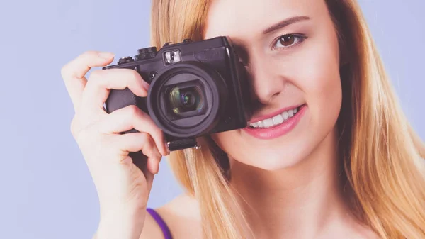 Blonde Frau mit Kamera auf blau — Stockfoto