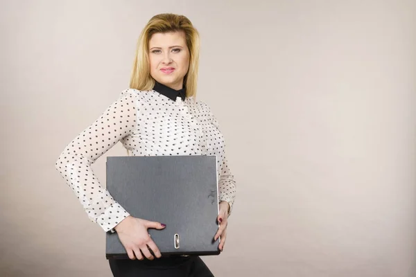 Mujer de negocios positiva feliz celebración de carpeta con documentos —  Fotos de Stock