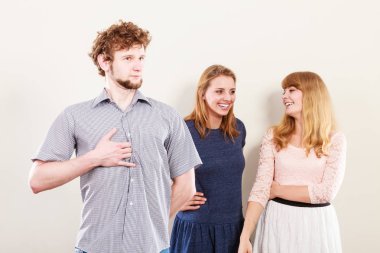 İki kadın adam hakkında dedikodu konuşmak.