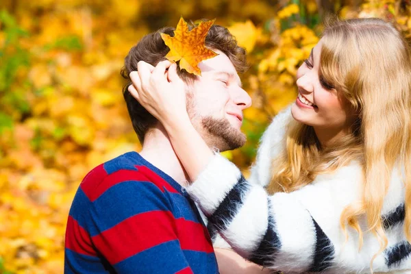 Amantes casal no parque de outono no banco — Fotografia de Stock