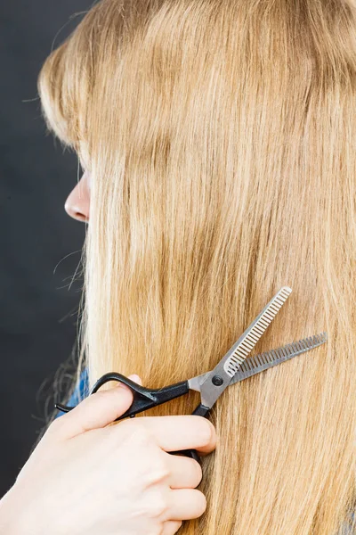 Blondes Mädchen macht neues Haar-Image. — Stockfoto