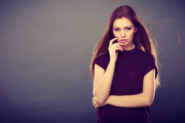 Karanlıkve saçlı çekici esmer kadın