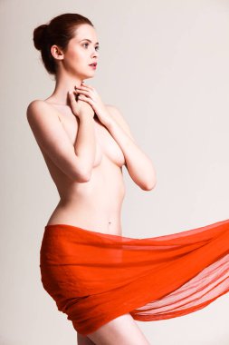 Kadın ile onun meme kapsayan kalça üzerinde kırmızı Tekstil