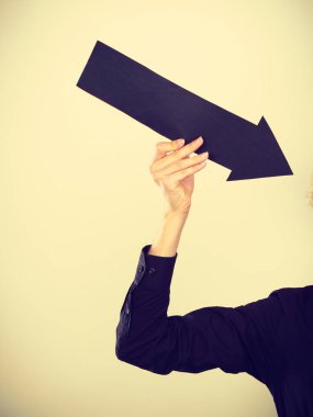 kara ok sağ işaret tutan adam