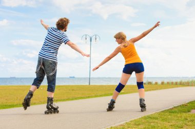 Dışarıda paten süren genç bir çift.