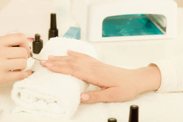 Woman in beauty salon getting manicure done. — Stock Photo, Image