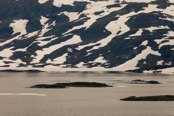 Norge natursköna berg med frusen sjö. — Stockfoto