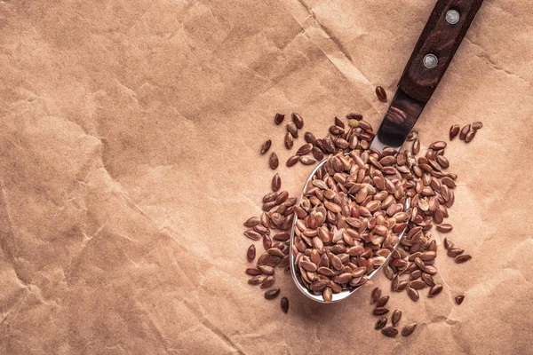Üzerinde mutfak kaşık keten tohumu keten tohumu — Stok fotoğraf