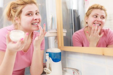 Kadın yüz kremi parmağını ile uygulama