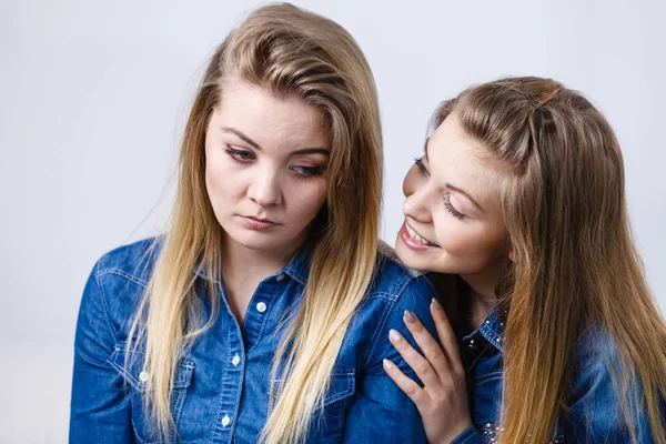 Vrouw wordt verdrietig haar vriend haar troost — Stockfoto