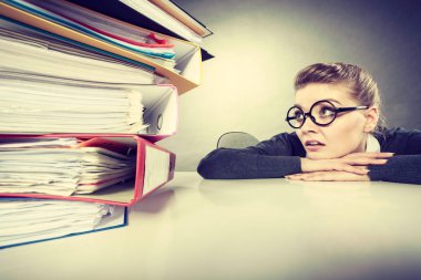 Muhasebeci bağlayıcı pils dehşete.