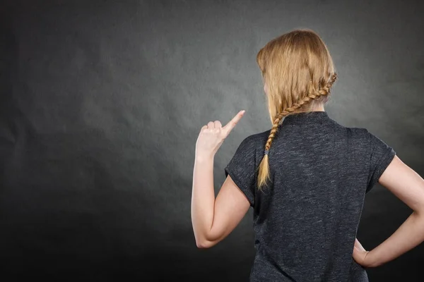 Frau mit geflochtenen Haaren — Stockfoto