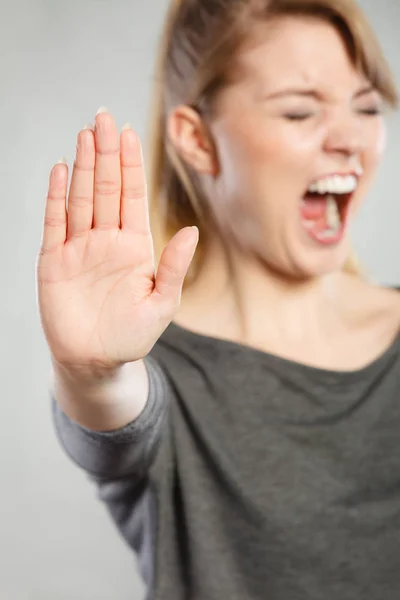 Gritando mujer haciendo gesto . —  Fotos de Stock