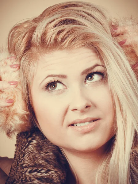 冬暖かいイヤーマフの金髪女性 — ストック写真