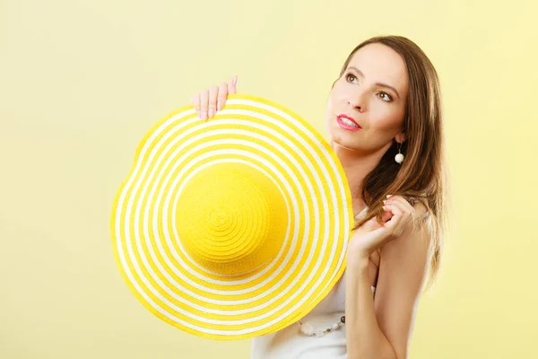 Женщина в большой жёлтой летней шляпе . — стоковое фото