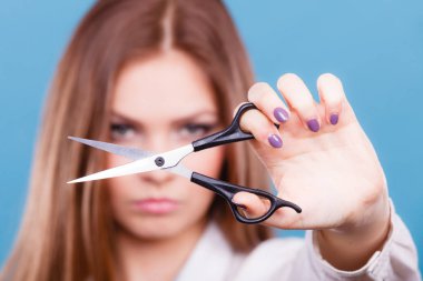 Makas ile genç profesyonel Kuaför.