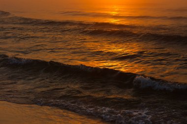 Deniz günbatımı sırasında sallayarak