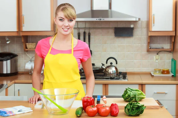 신선한 야채를 준비 하 고 음식을 샐러드 여자 — 스톡 사진
