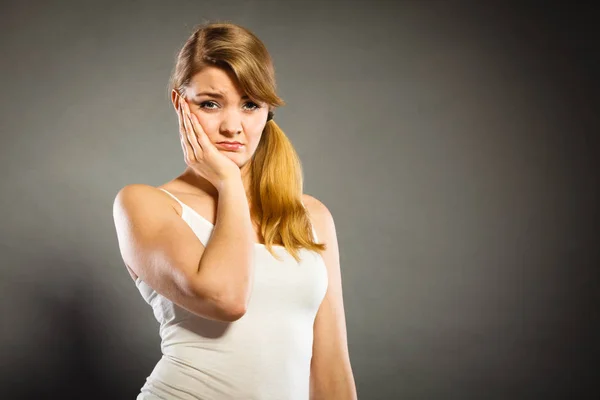 Mujer que sufre de dolor dental — Foto de Stock