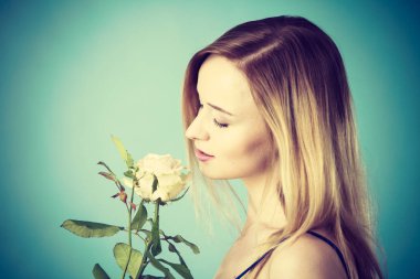 Beyaz gül tutan kadın mavi vurdu