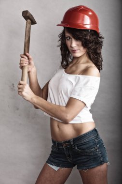 Çekiç aracı tutan güvenlik kask seksi kız