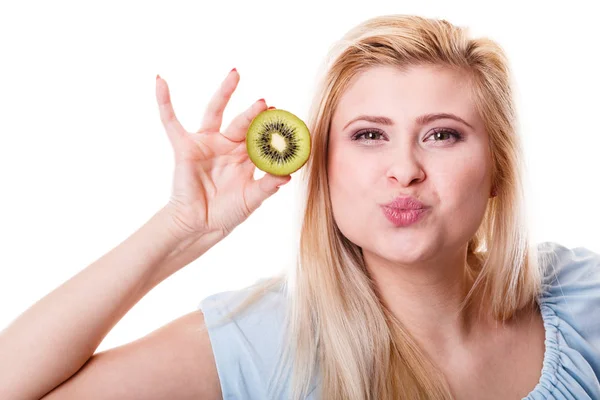 Женщина с зелеными фруктами киви — стоковое фото