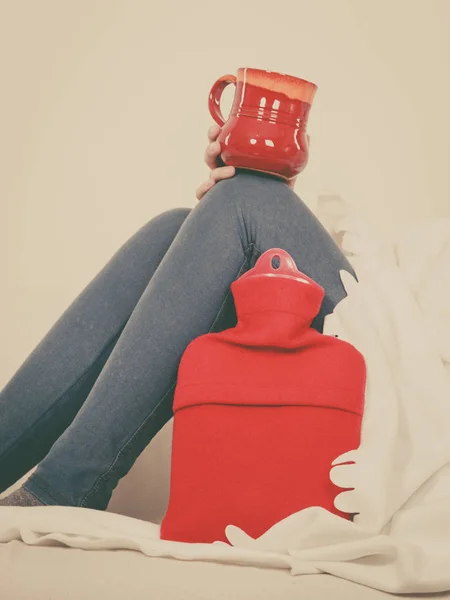 手持热水壶和茶叶在杯中女人 — 图库照片