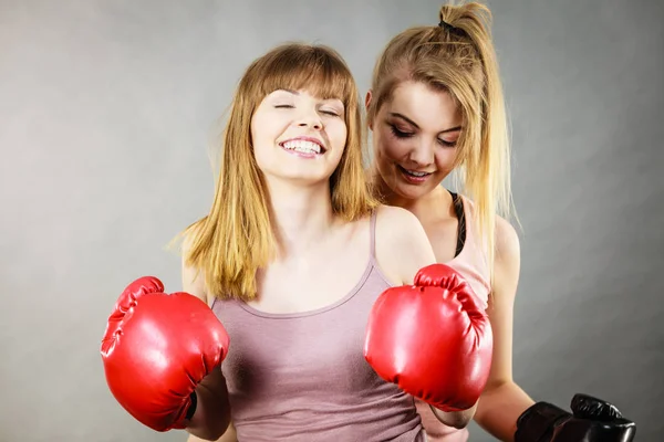 Duas mulheres amigas usando luvas de boxe — Fotografia de Stock