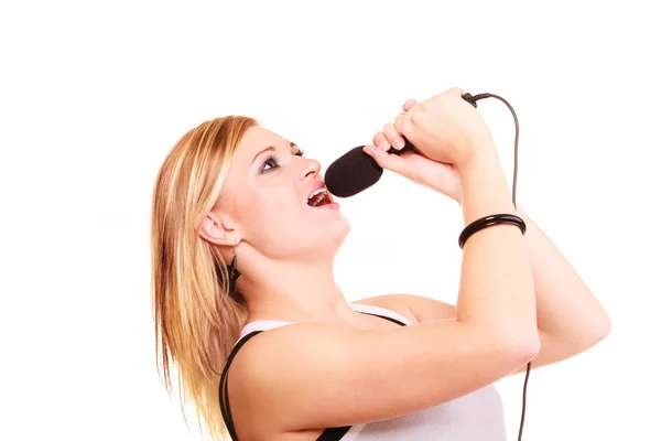Blond kvinna sjunger till mikrofon, profilvyn — Stockfoto