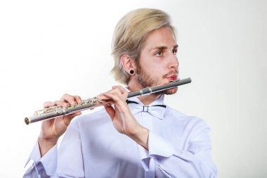 Erkek flütçü onun flüt çalmaya