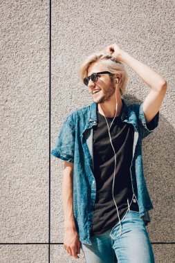 Hipster adam şehir sokak dinleme müzik ayakta