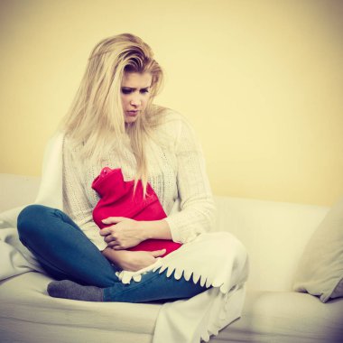 Kadının koltukta yalan grip olan hasta