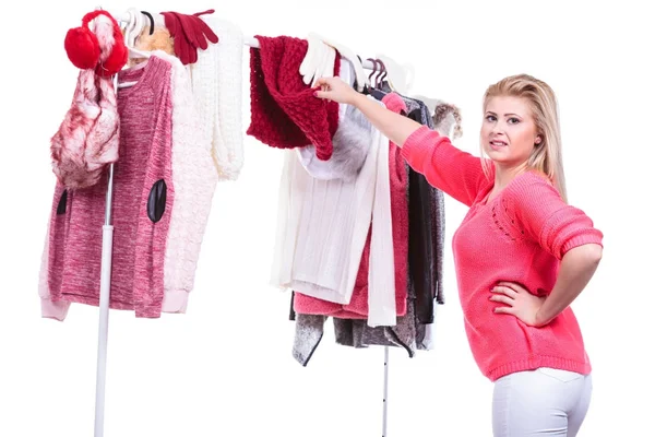 Mulher em casa armário escolher roupas, indecisão — Fotografia de Stock
