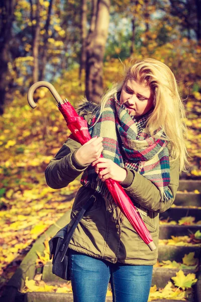 Vrouw lopend in het park met parasol — Stockfoto