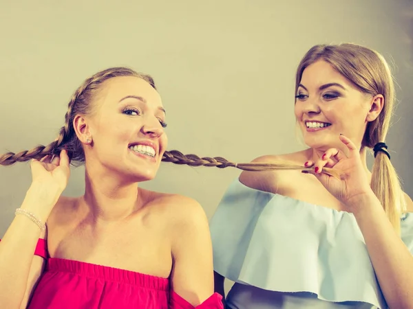 Mujer mostrando su mejor amiga trenza —  Fotos de Stock