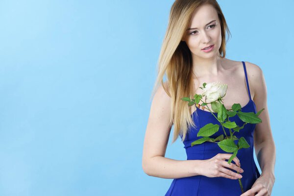 Прекрасная женщина с белой розой
