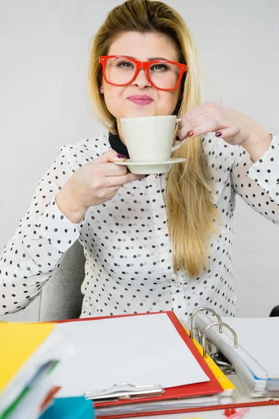 幸福的女人，在办公室喝热咖啡 — 图库照片