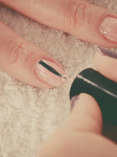 Kobieta w salonie piękności robi manicure. — Zdjęcie stockowe