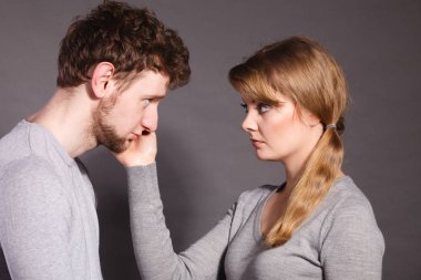 Üzgün depresif çift portre.