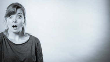 Şok kız açık ağız hayran.