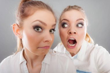 Onun arkadaşı veya kız kardeşi çığlık öfkeli fury kız