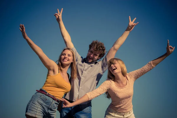 Group friends junge zwei mädchen having spaß draußen — Stockfoto