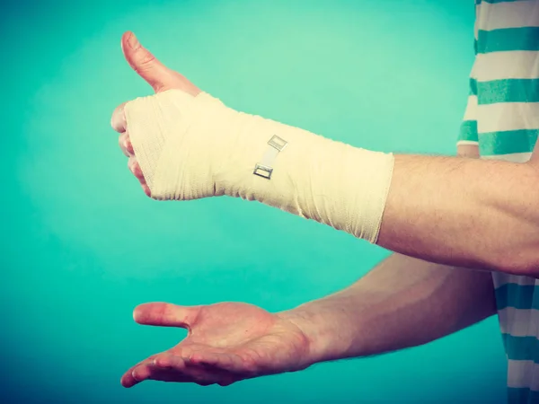 Man med bandagerade hand visar tummen. — Stockfoto