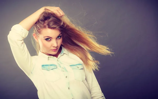 Attraktiv blond kvinna med vindpinade hår — Stockfoto